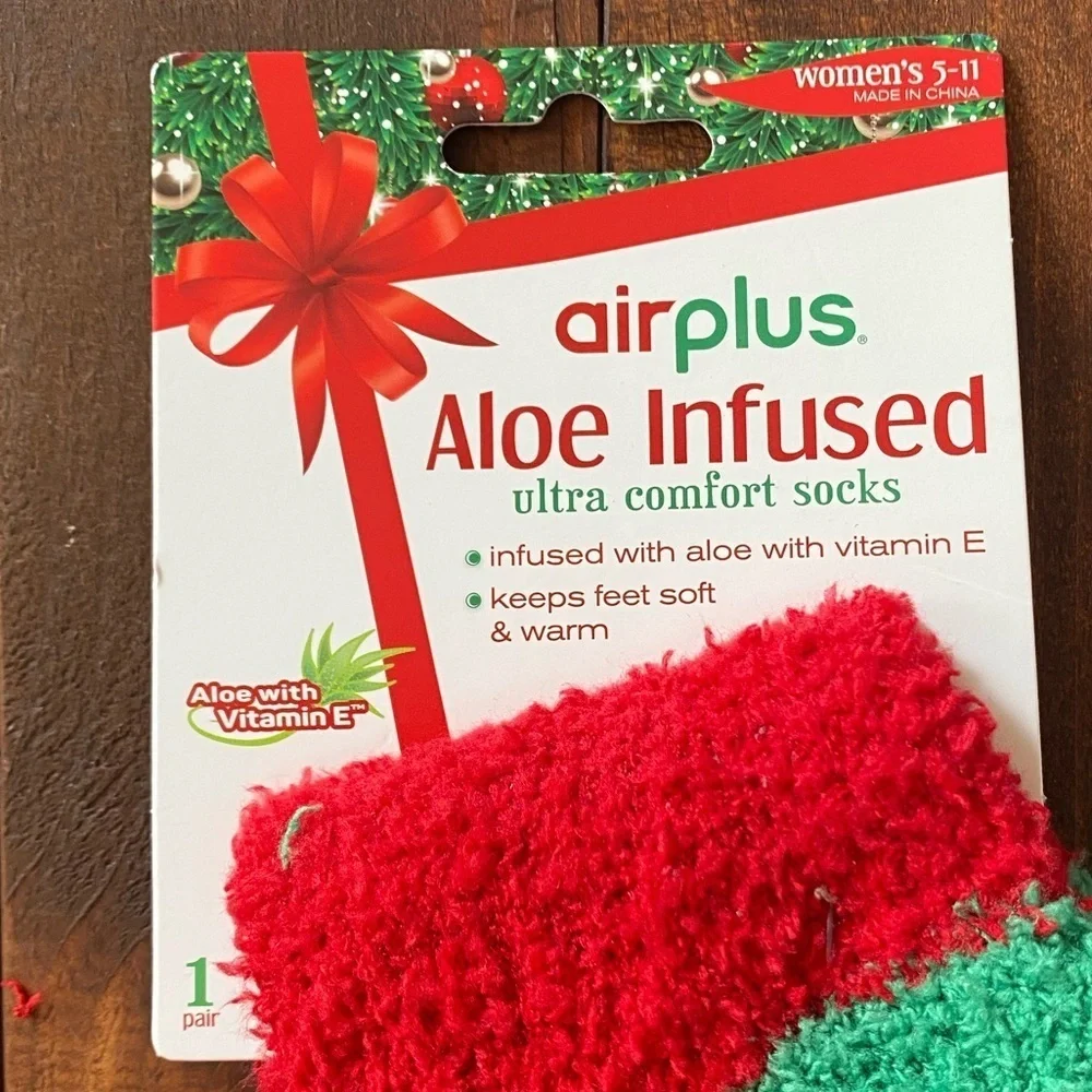 Women's Airplus Aloe Infused Socks Red Christmas Ornament Fuzzy Winter Warm NEW